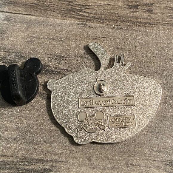 WDW Cast Lanyard Collection 1 - Blue Goofy Sunglasses Disney Trading Pin 2006 - Picture 3 of 3